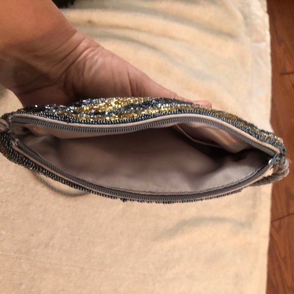 Vintage beaded clutch with zipper, perfect condition except for lipstick mark. - Picture 3 of 7